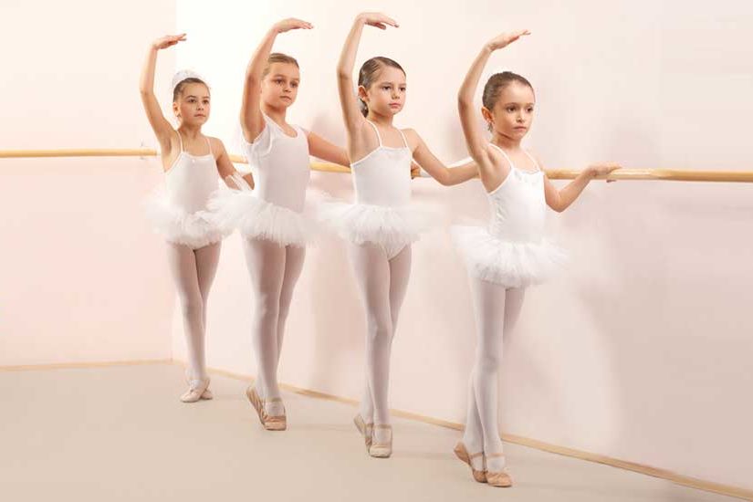 4 fillettes faisant de la danse classique