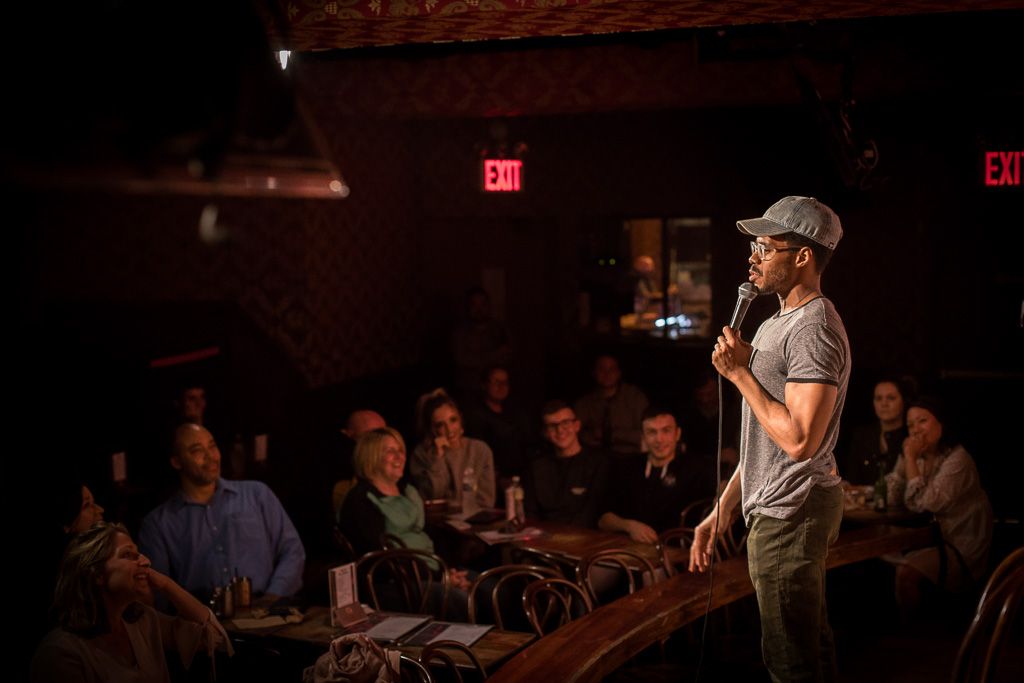 Comédien sur la scène du Stand-Up New York