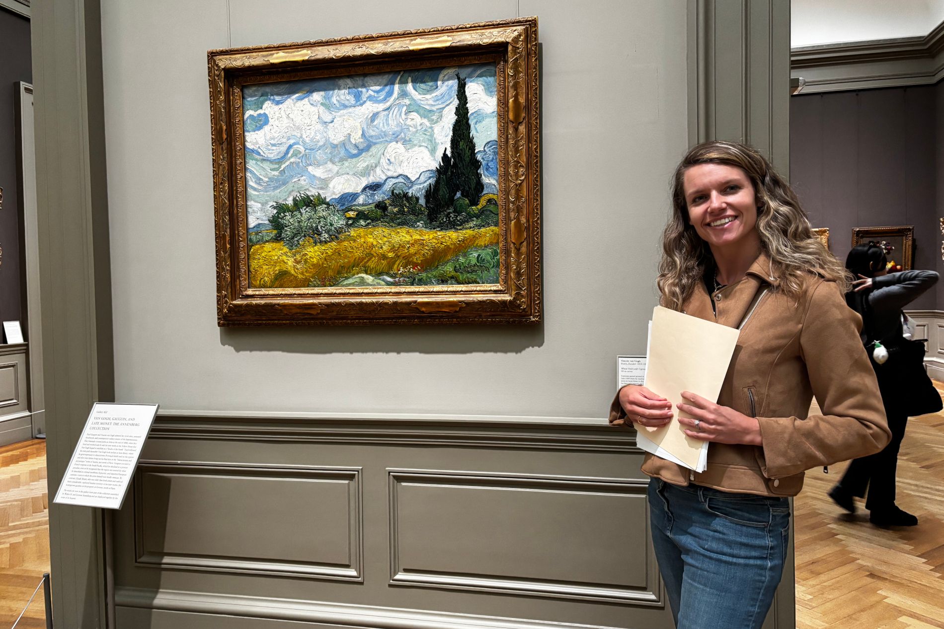 guide touristique devant les Cyprès aux blés d'or de Vincent Van Gogh
