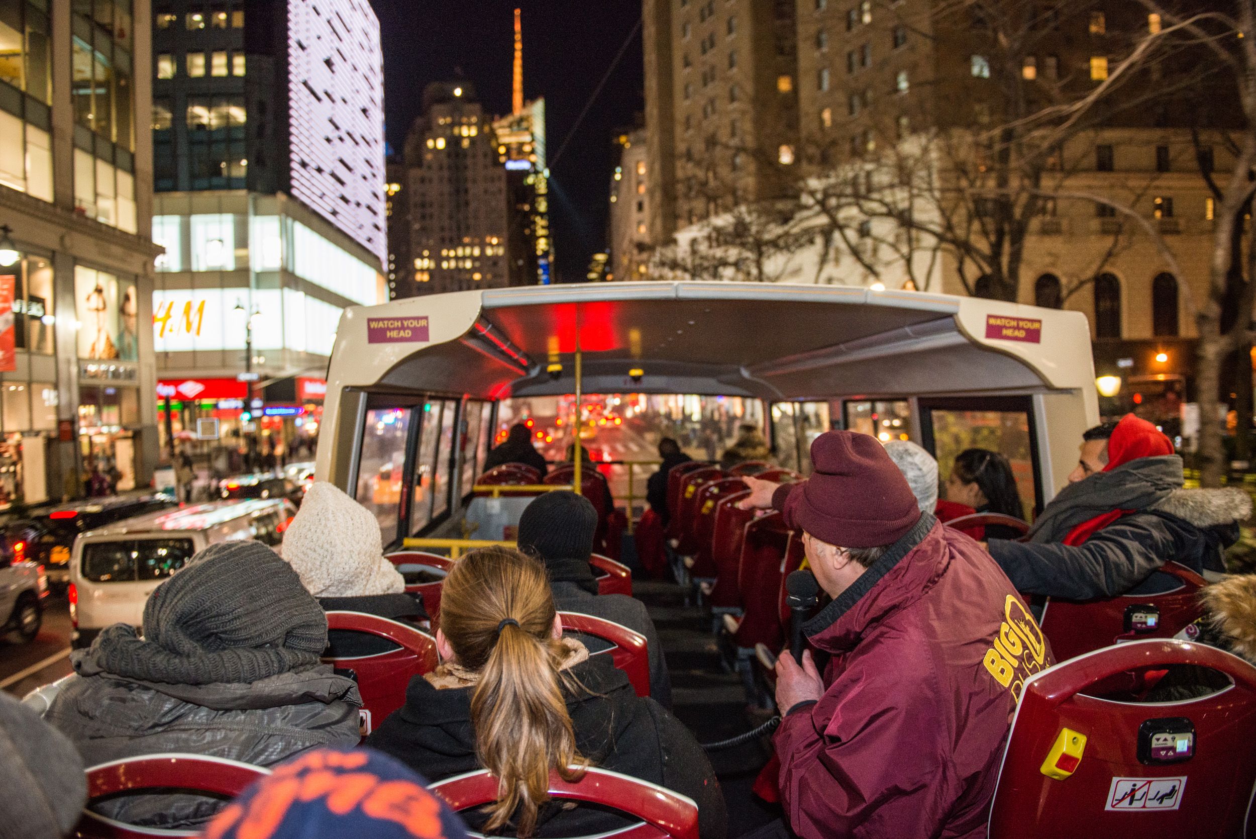 Passagers et guide à bord d'un bus touristique à New York