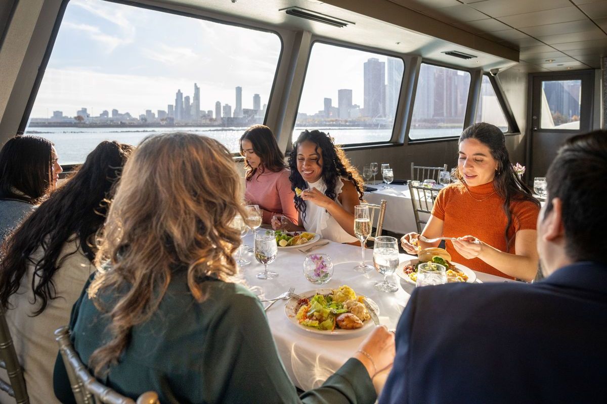 Groupe de jeunes en train de déjeuner sur un bateau de croisière à New York