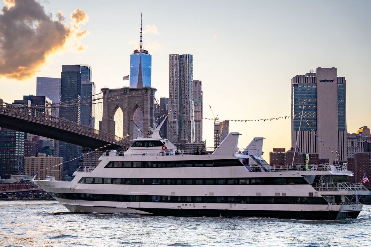 Navire de croisière au pied du pont de Brooklyn à New York