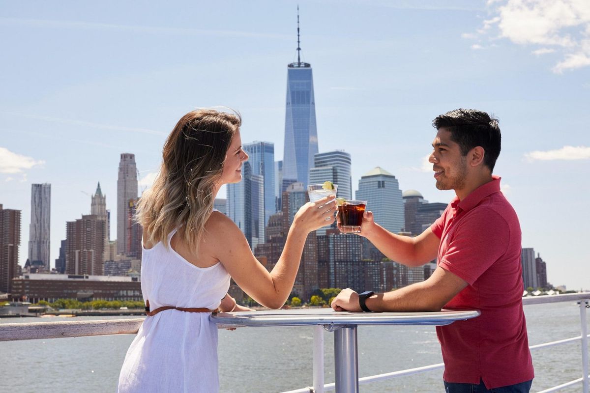 Couple en train de boire un verre sur un bateau de croisière à New York