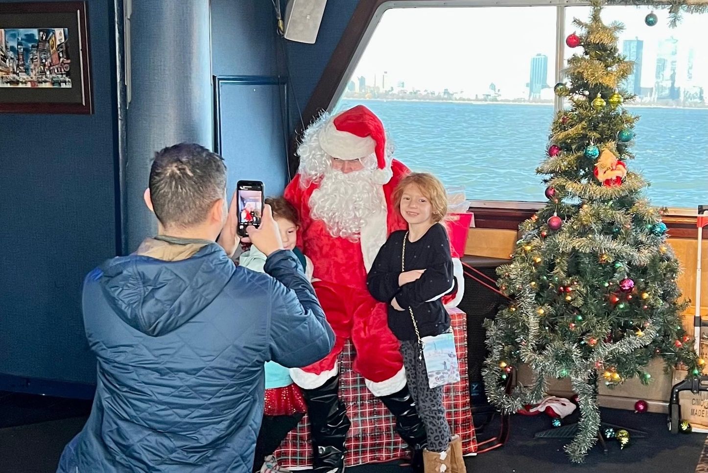 Papa prenant la photo de sa fille avec le père Noël à New York