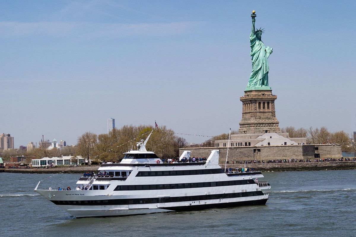 Bateau de croisière devant la statue de la Liberté à New York