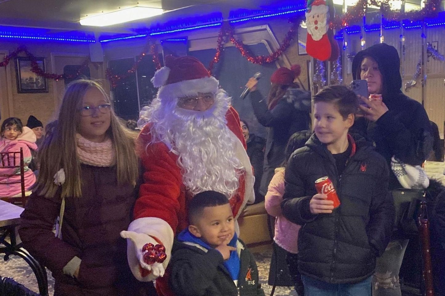 Père Noël au milieu des enfants sur un bateau de croisière à New York