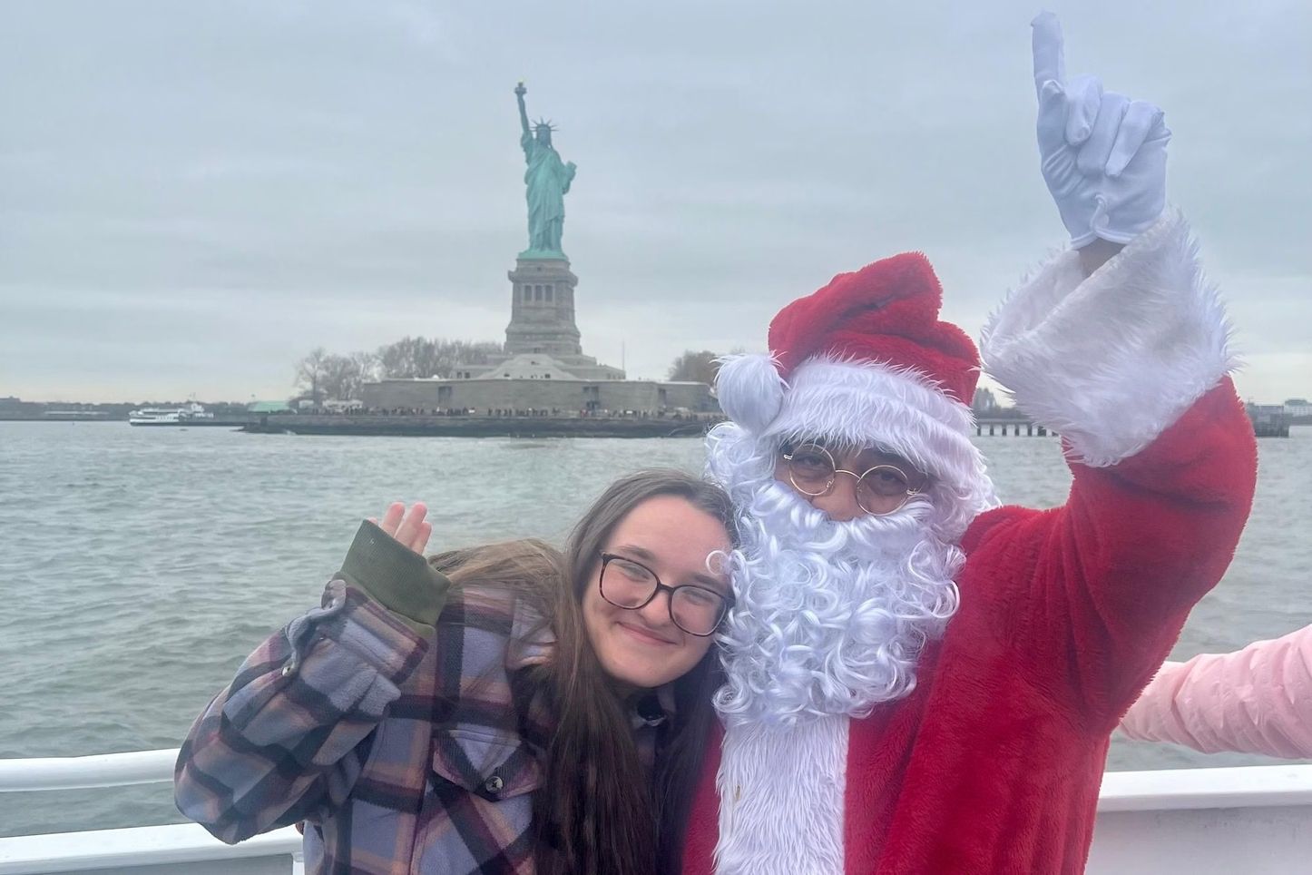 Père Noël et une touriste devant la statue de la Liberté