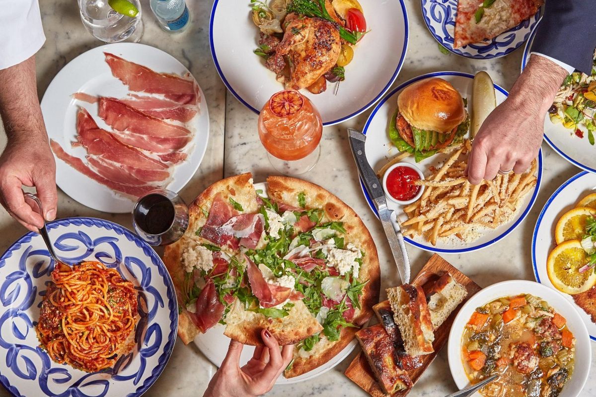 Assortiments de plats vus de haut dans le restaurant Bond 45 à New York