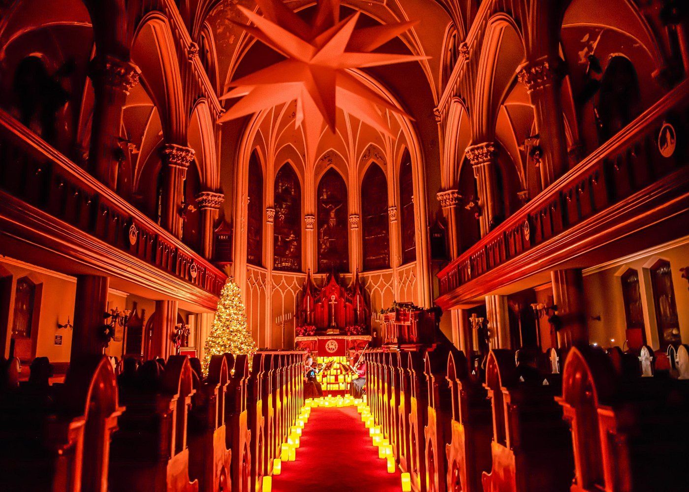 Bougies dans l'église Saint-Paul de New York lors d'un concert Candlelight