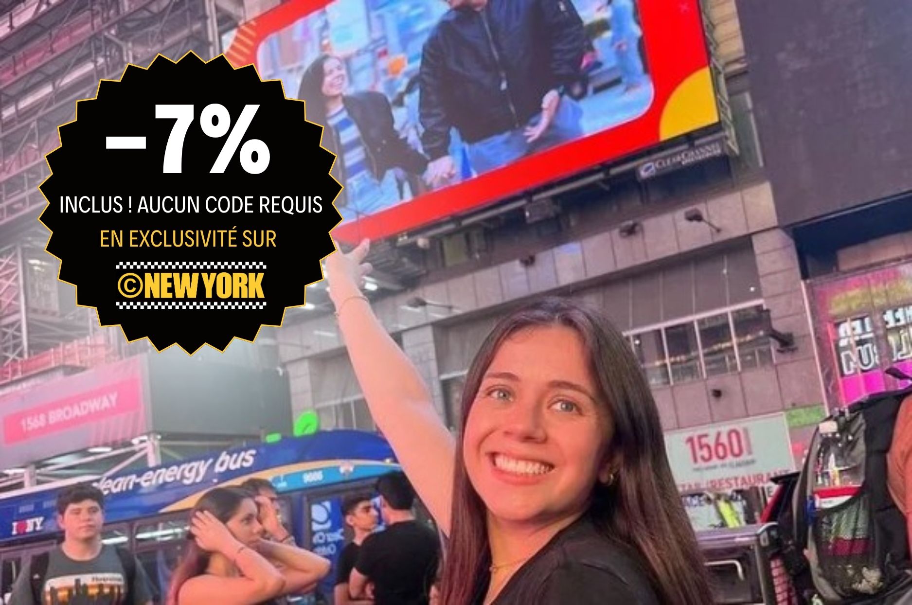 Jeune fille posant devant l'écran géant de Times Square à New York