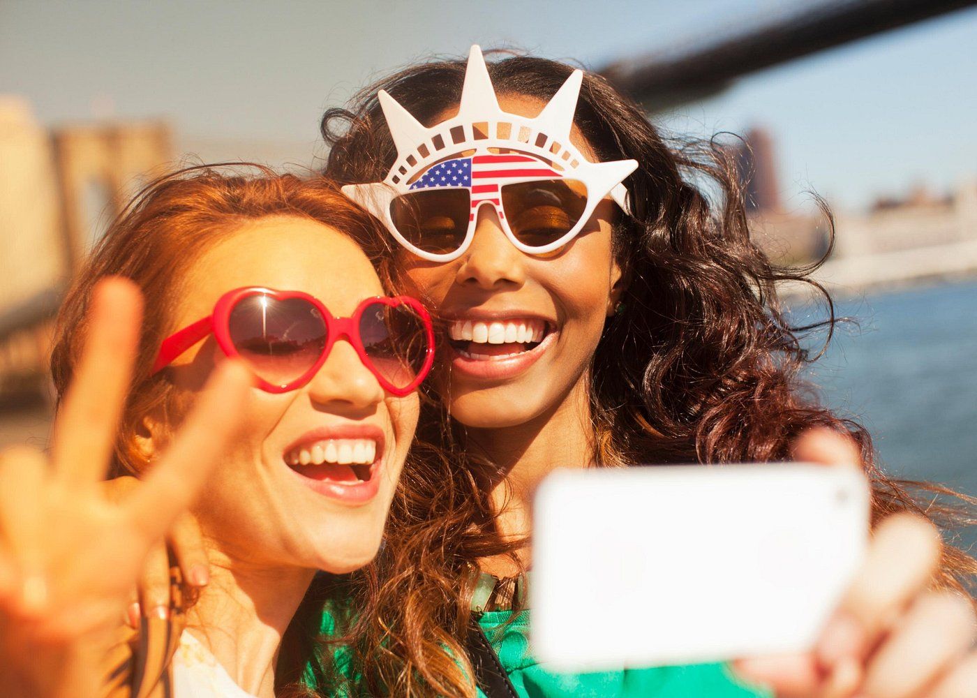 Deux jeunes filles fêtent le 4 juillet à New York