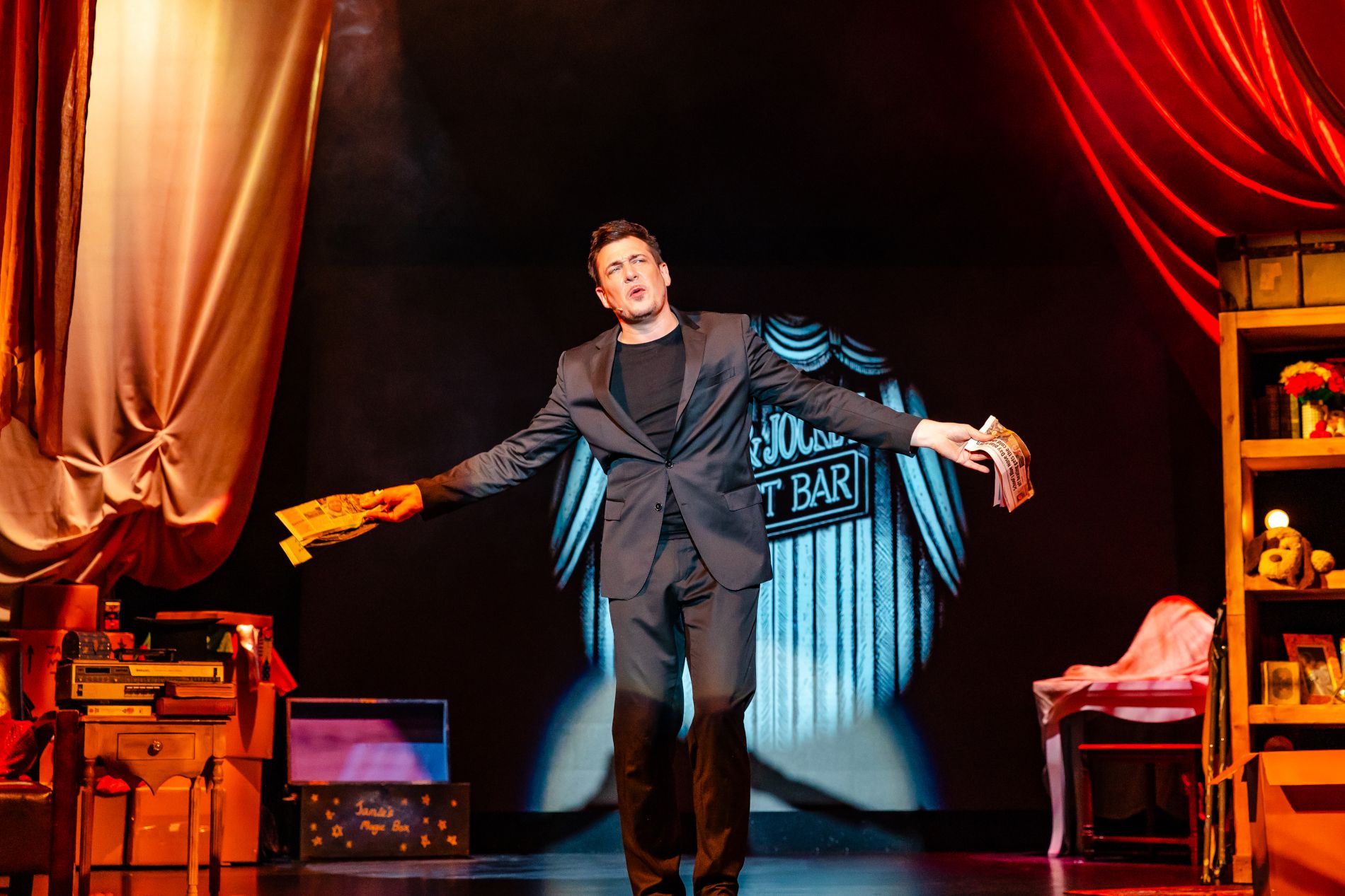 Le magicien Jamie Allan sur scène à New York