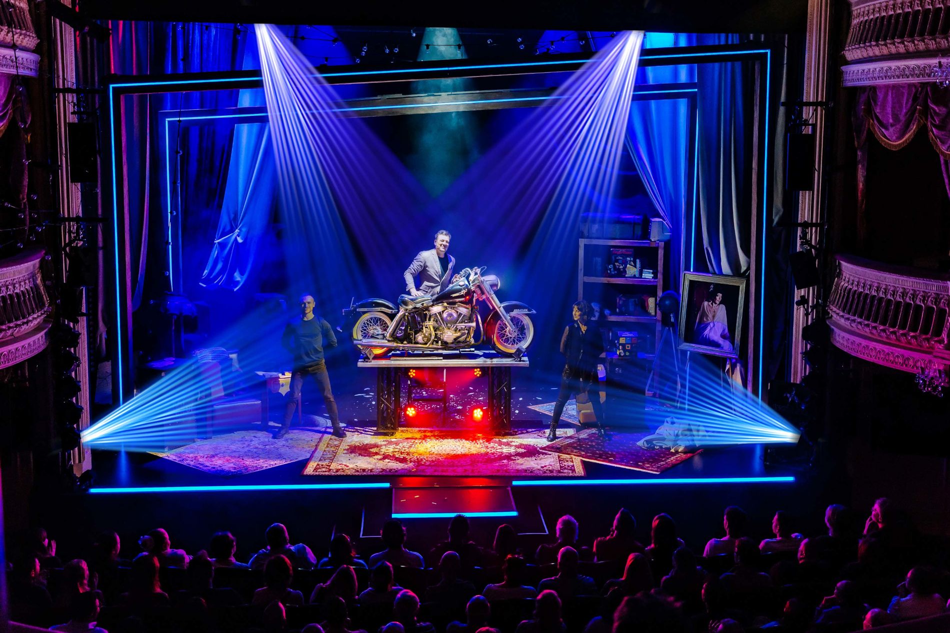 Le magicien Jamie Allan chevauche une moto sur scène à New York