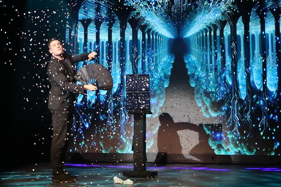 Le magicien Jamie Allan sur scène à New York