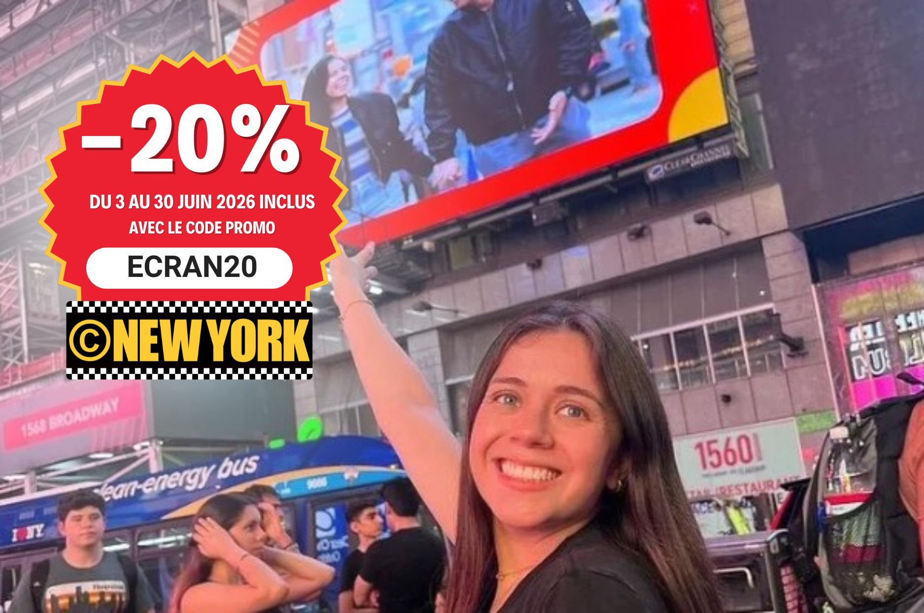 Jeune fille posant devant l'écran géant de Times Square à New York