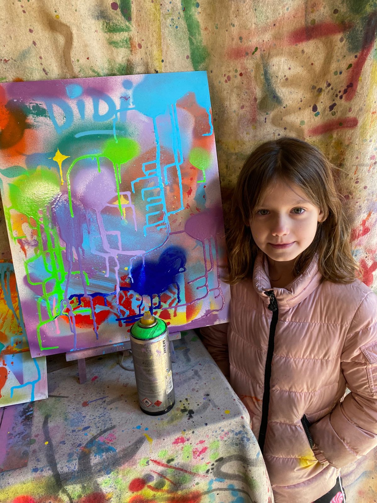 Fillette avec sa réalisation lors d'un atelier de Street Art
