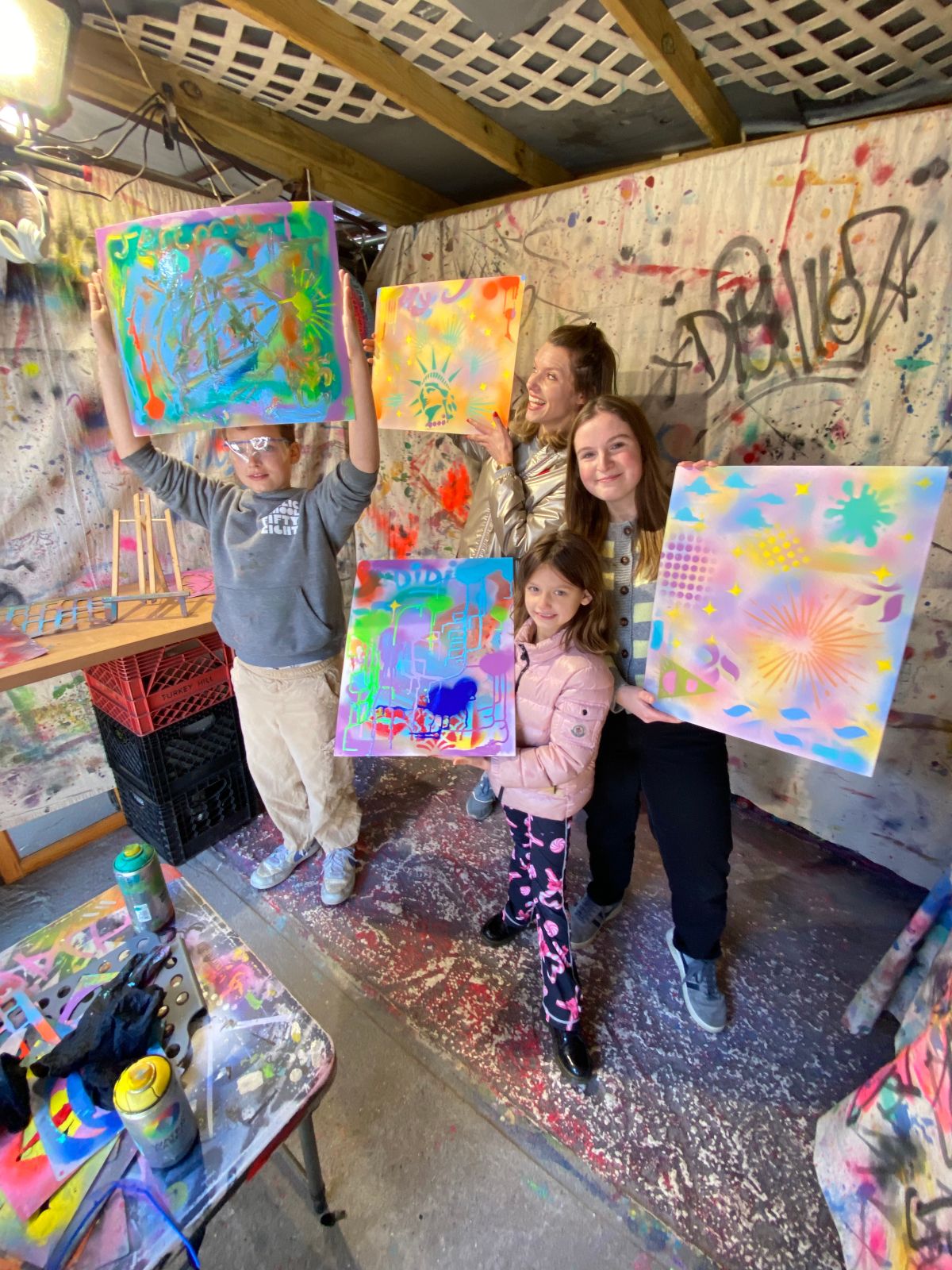 Touristes dans l'atelier d'un artiste de Street Art à Bushwick