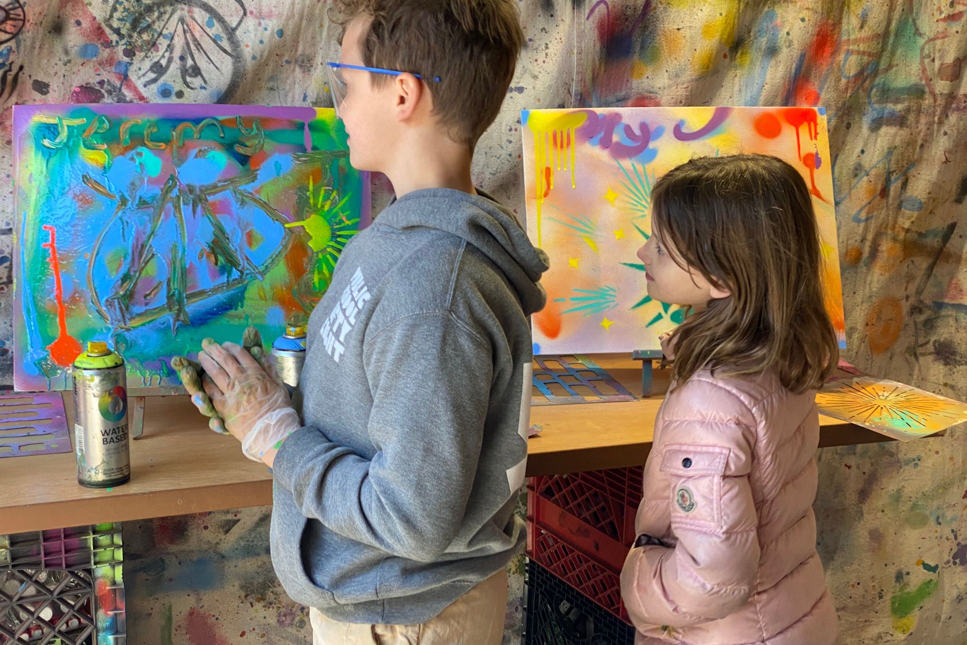 Enfants en train d'admirer leurs graffitis à New York