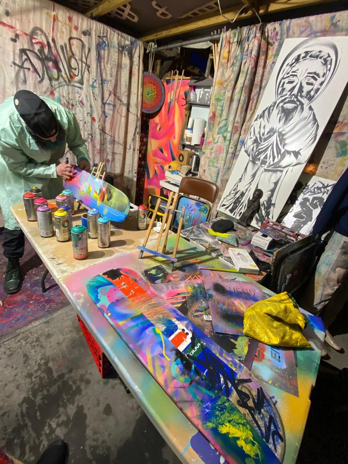 Artiste en train de réaliser un oeuvre de Street Art à New York