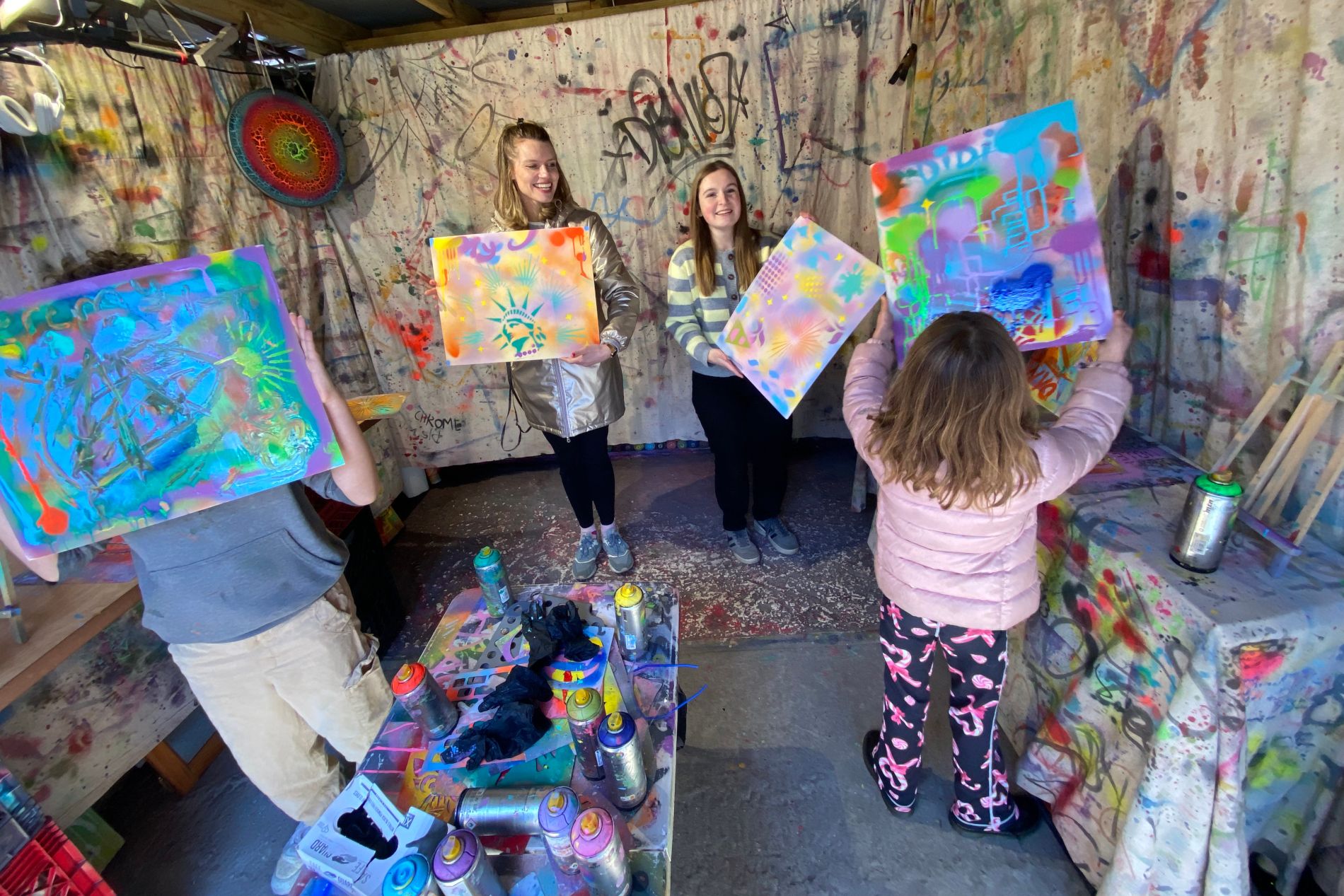 Touristes présentant leurs réalisations dans l'atelier d'un artiste à New York