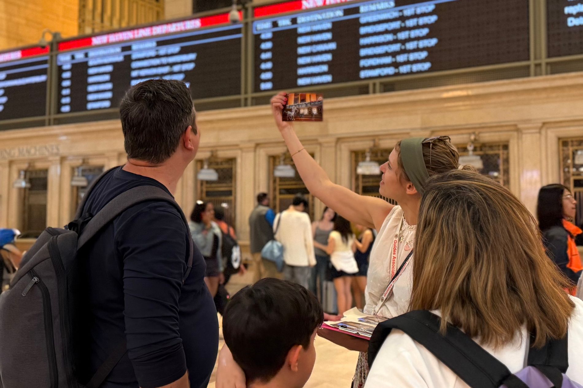 Guide montrant une photo à des touristes lors d'une visite sur le cinéma à New York
