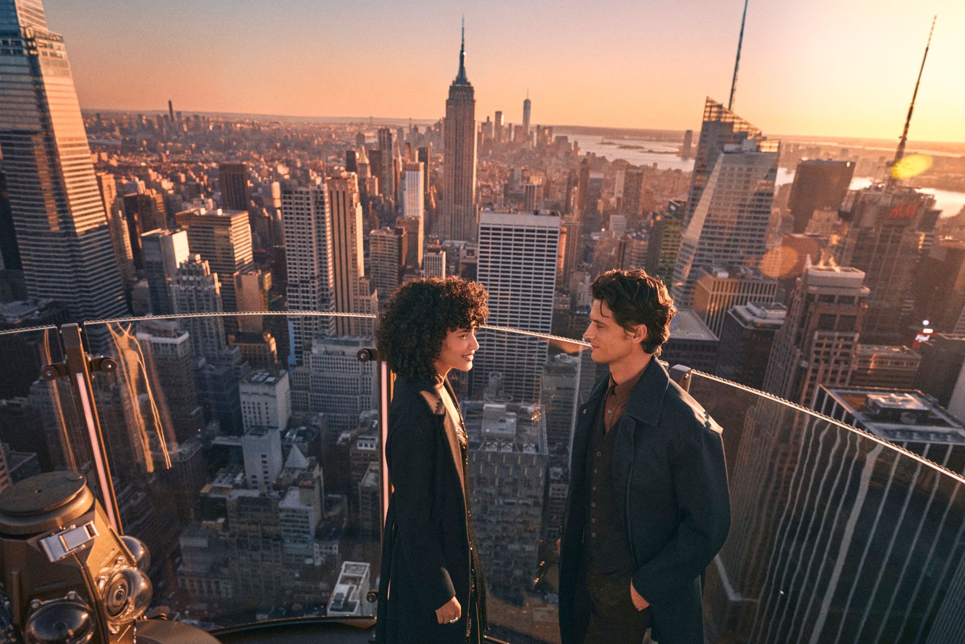 Couple à bord de l'attraction Skylift au Top of the Rock à New York