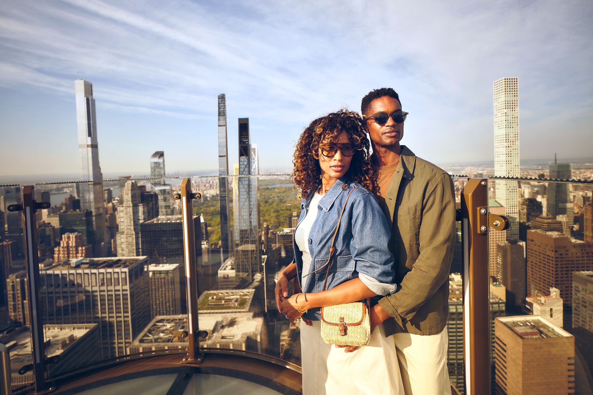 Couple à bord de l'attraction Skylift au Top of the Rock à New York