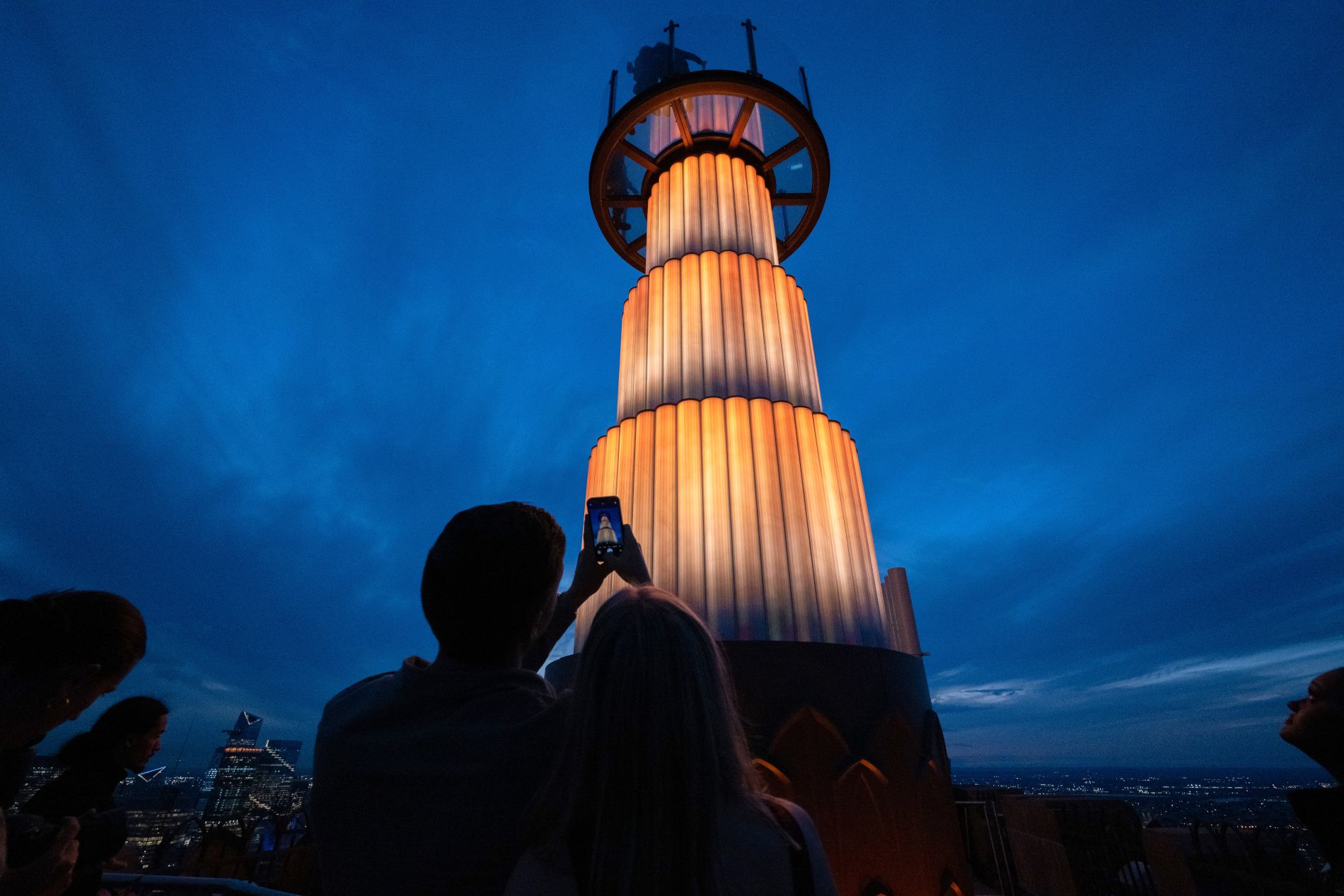 Couple prenant en photo l'attraction Skylift au Top of the Rock à New York
