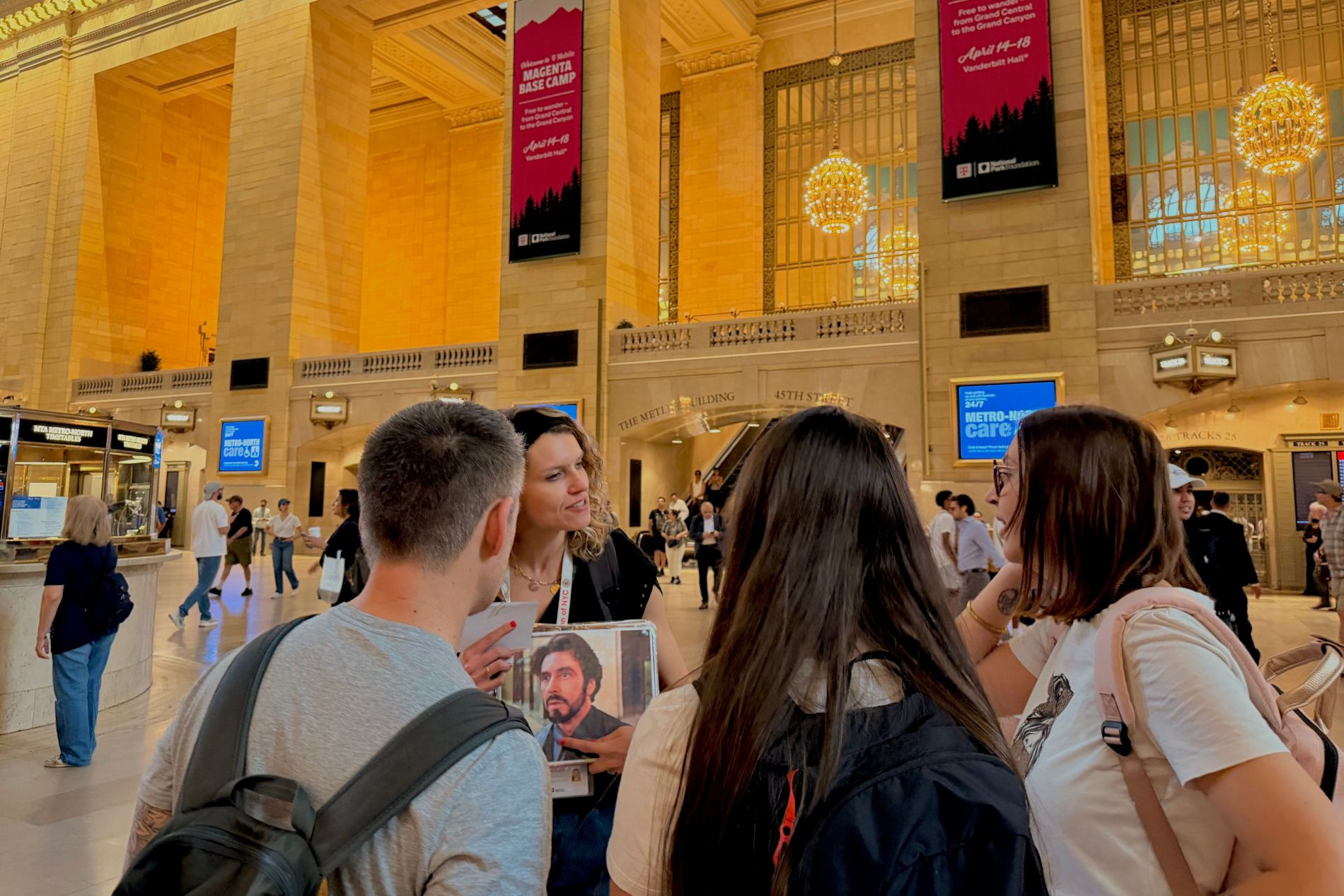 Guide avec des touristes lors d'une visite sur le cinéma à New York