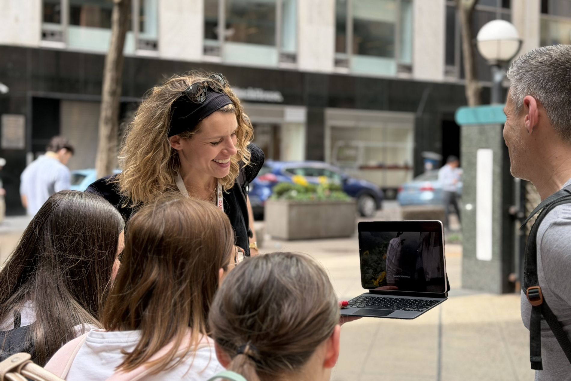 Guide montrant un film lors d'une visite sur le cinéma à New York