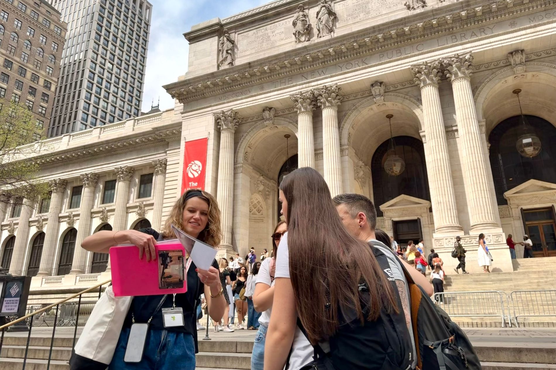 Guide avec des touristes devant la New York Public Library