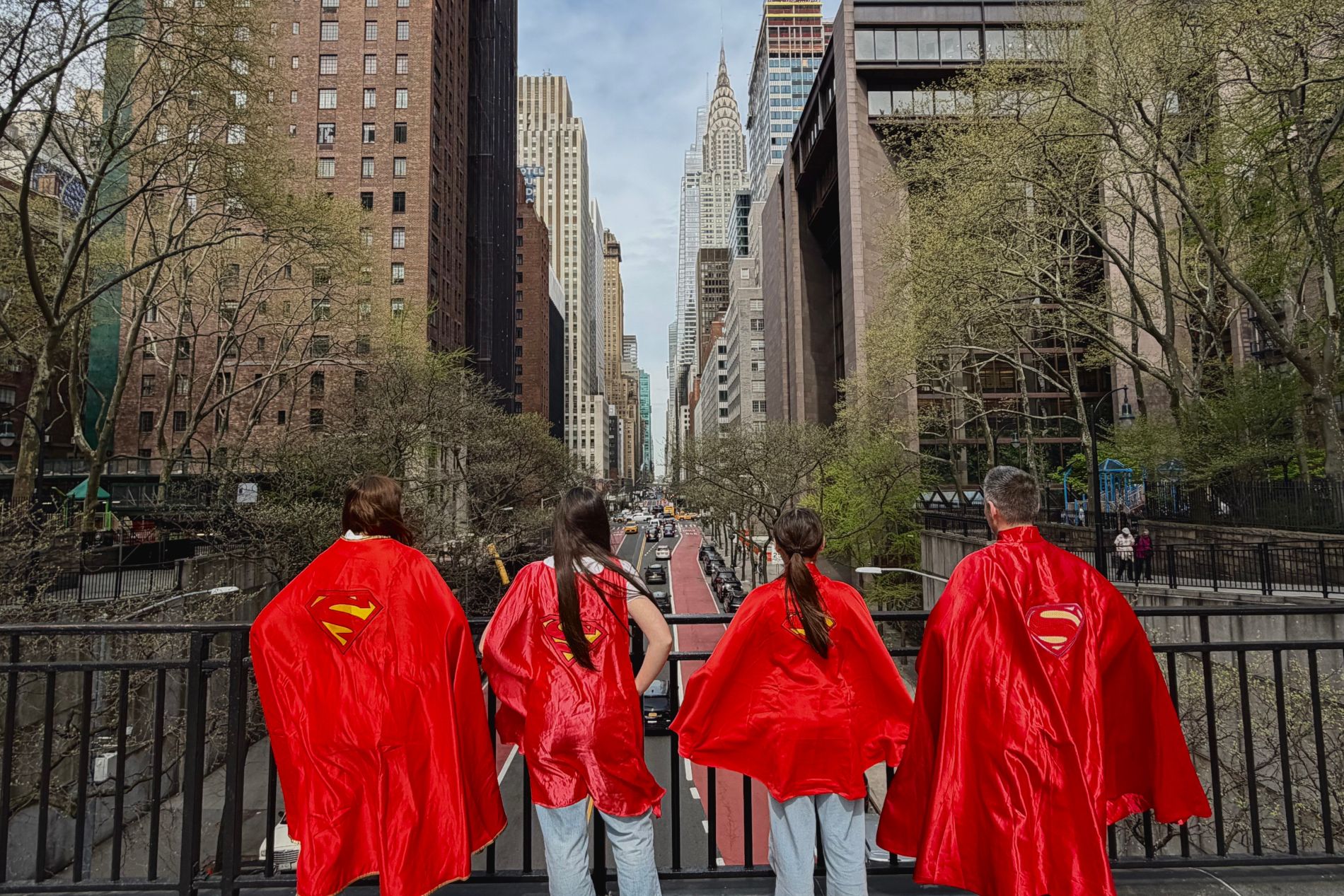 touristes avec la cape de Superman face au Chrysler Building à New York