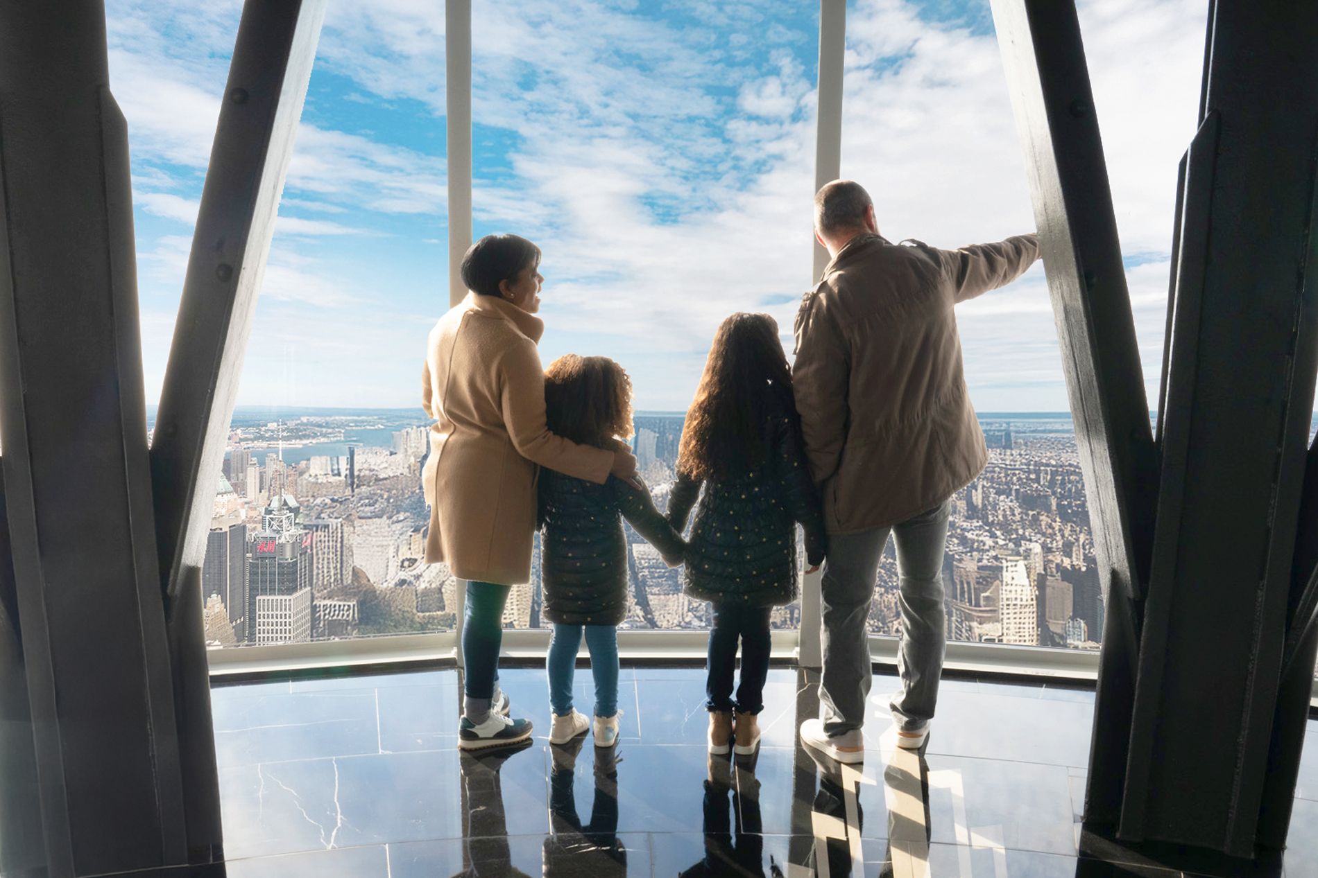 Famille admirant la vue depuis le 102ème étage de l'Empire State Building à New York