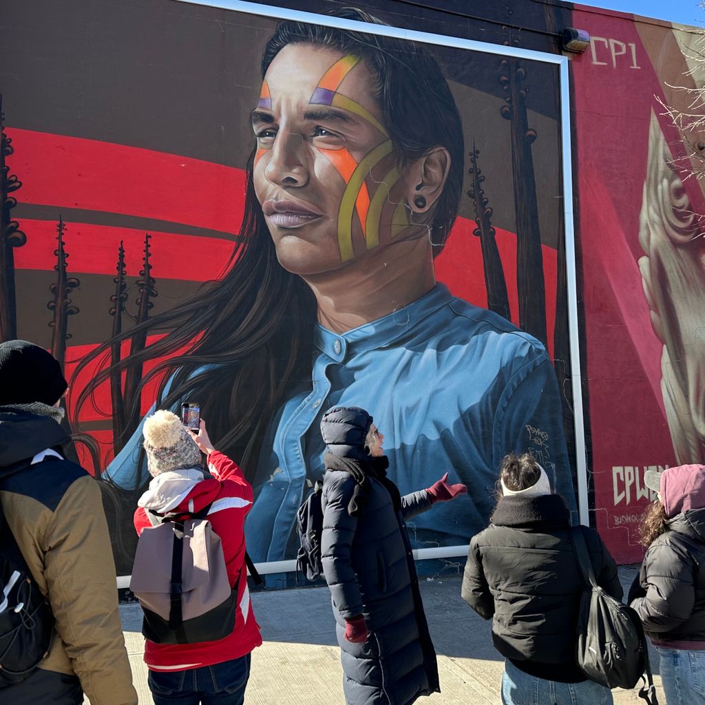 Fresque de street art représentant un indien d'Amérique dans le quartier de Bushwick à New York