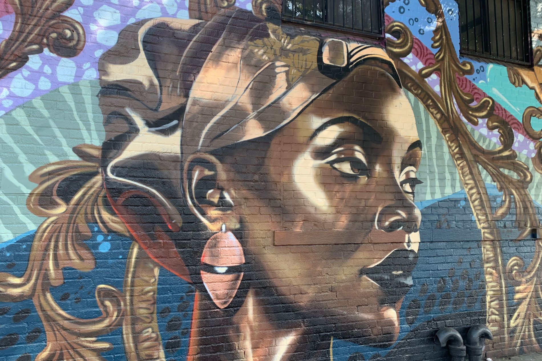 Fresque de street art représentant un visage féminin dans le quartier de Bushwick à New York