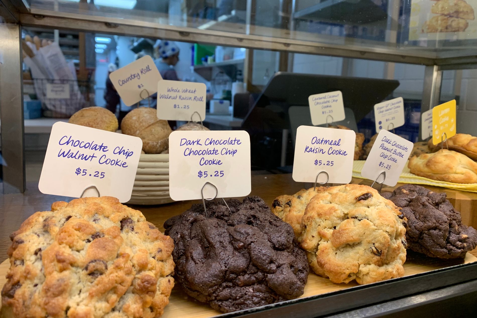 vitrine de cookies dans la boulangerie Levain à Brooklyn