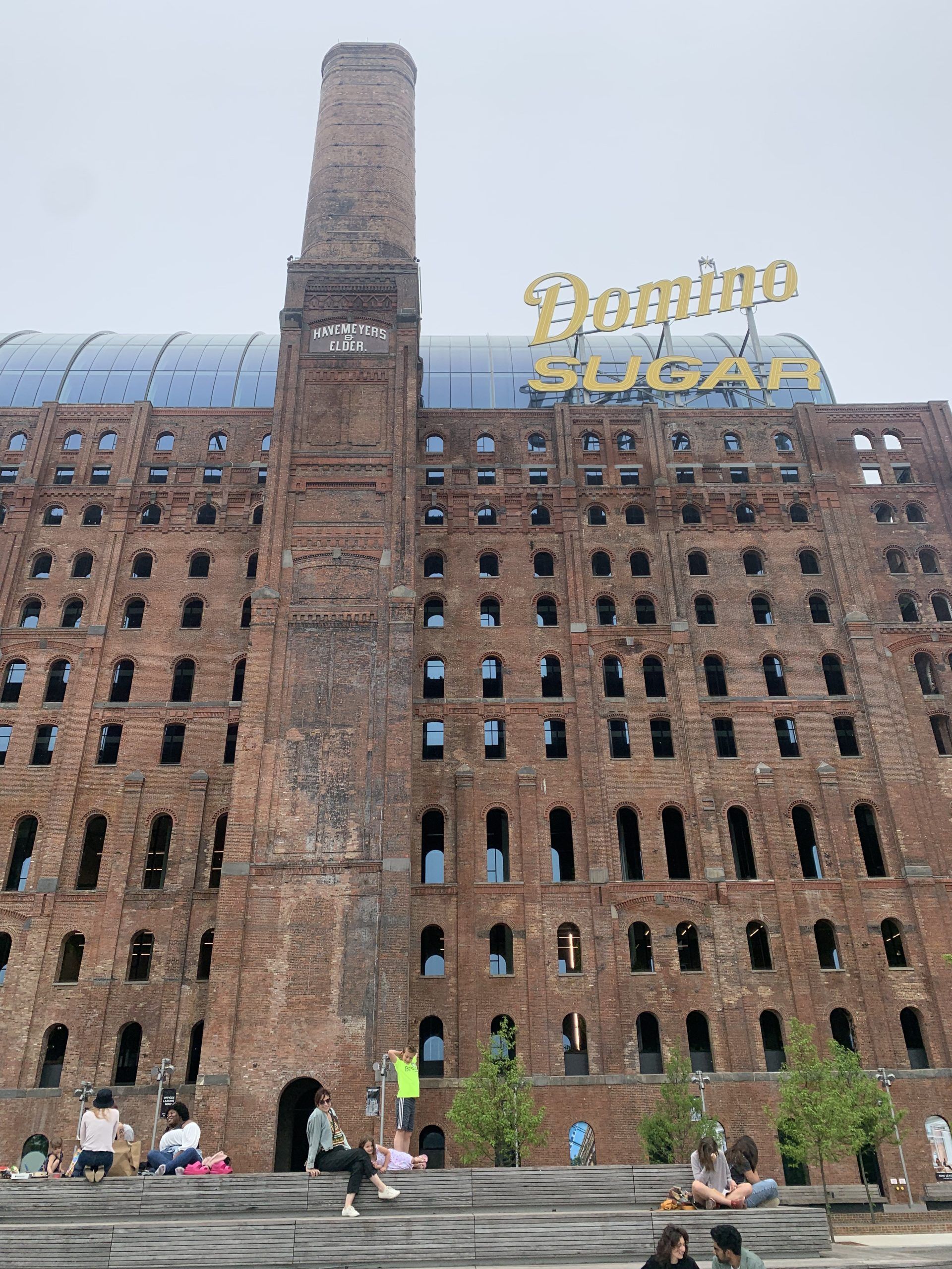 L'ancienne usine de Domino Sugar Factory dans le quartier de Williamsburg à New York