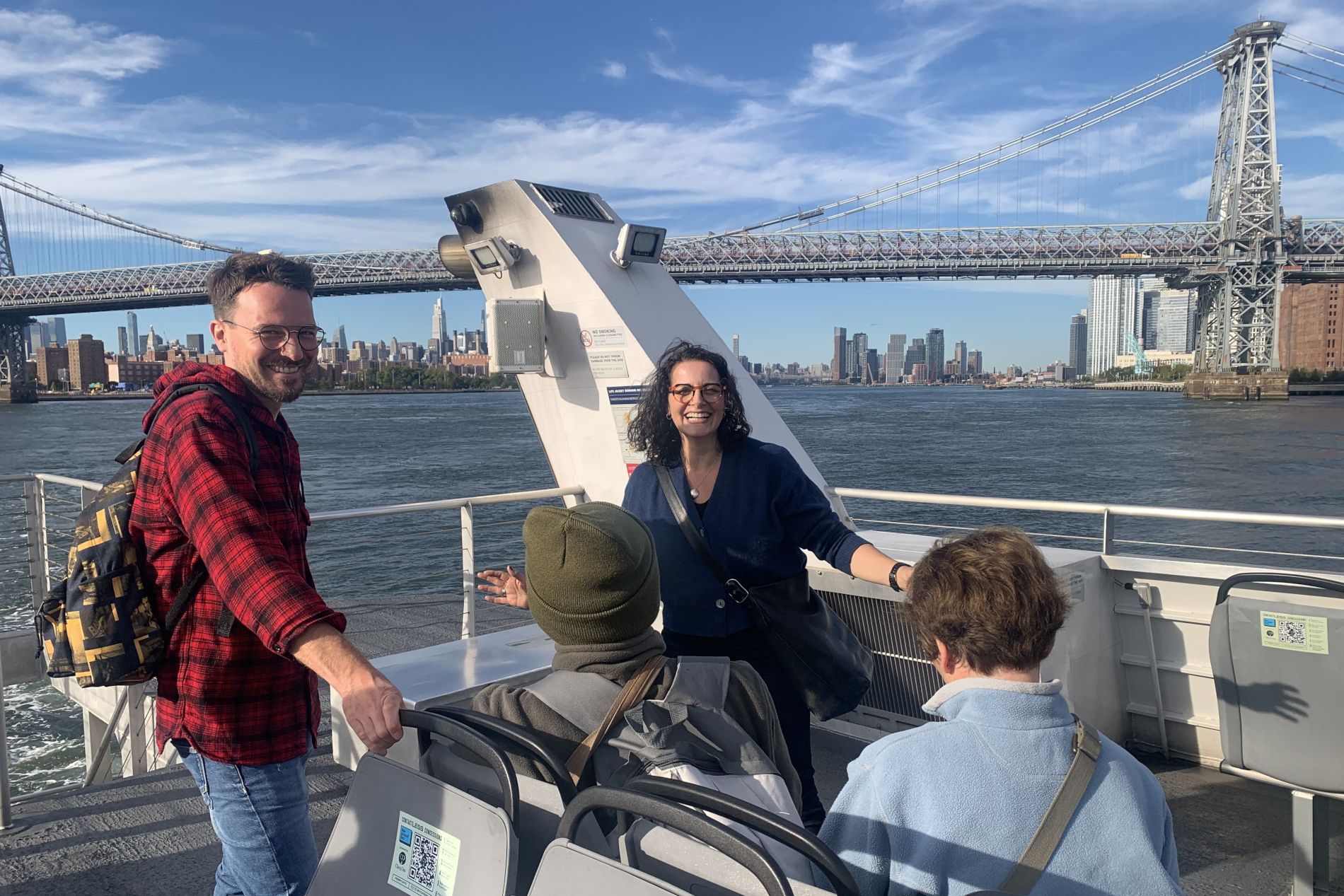 Touristes avec leur guide sur un ferry sur l'East River à New York