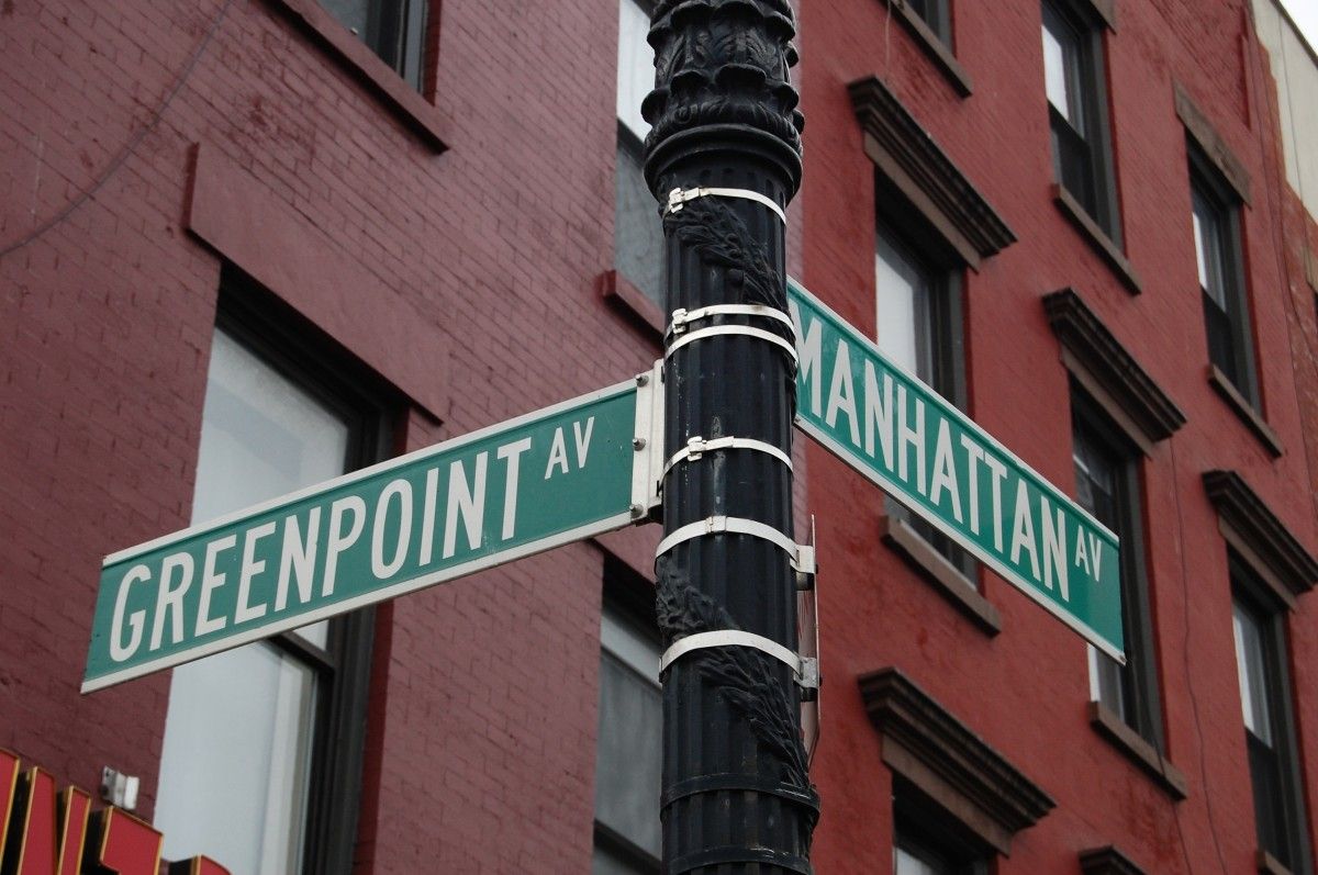Panneau de rue à New York à l'angle de Greenpoint Avenue et Manhattan Avenue.