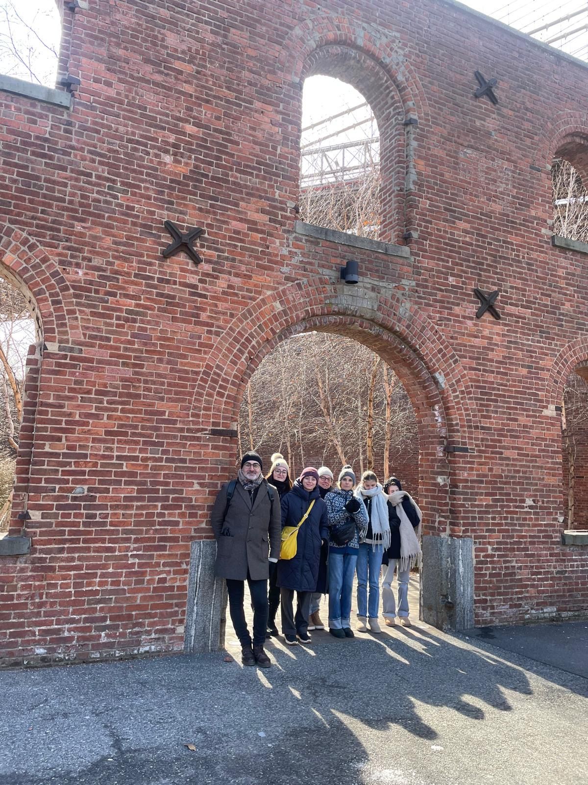 Touristes prenant la pose dans le quartier de Dumbo à New York