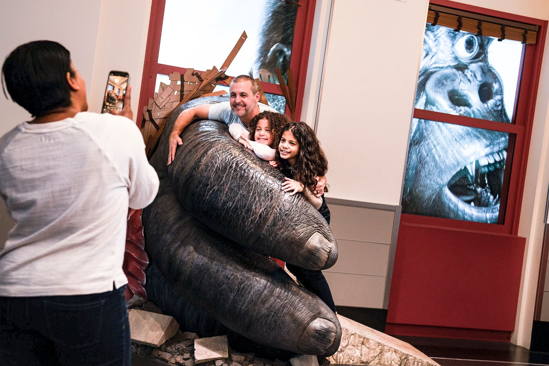 Touristes faisant une photo avec la main de King Kong