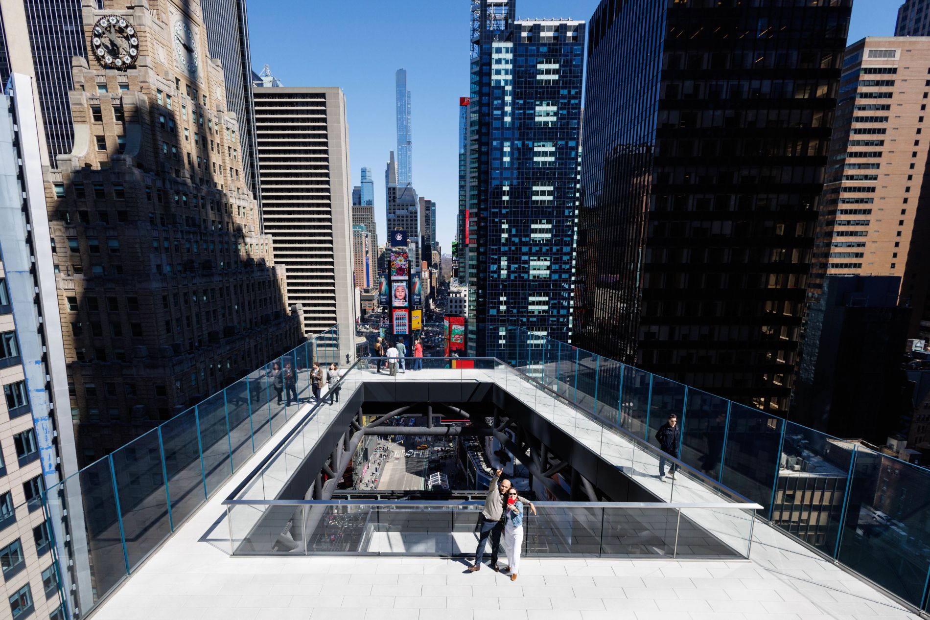 Touristes au sommet de l'observatoire One Times Square à New York