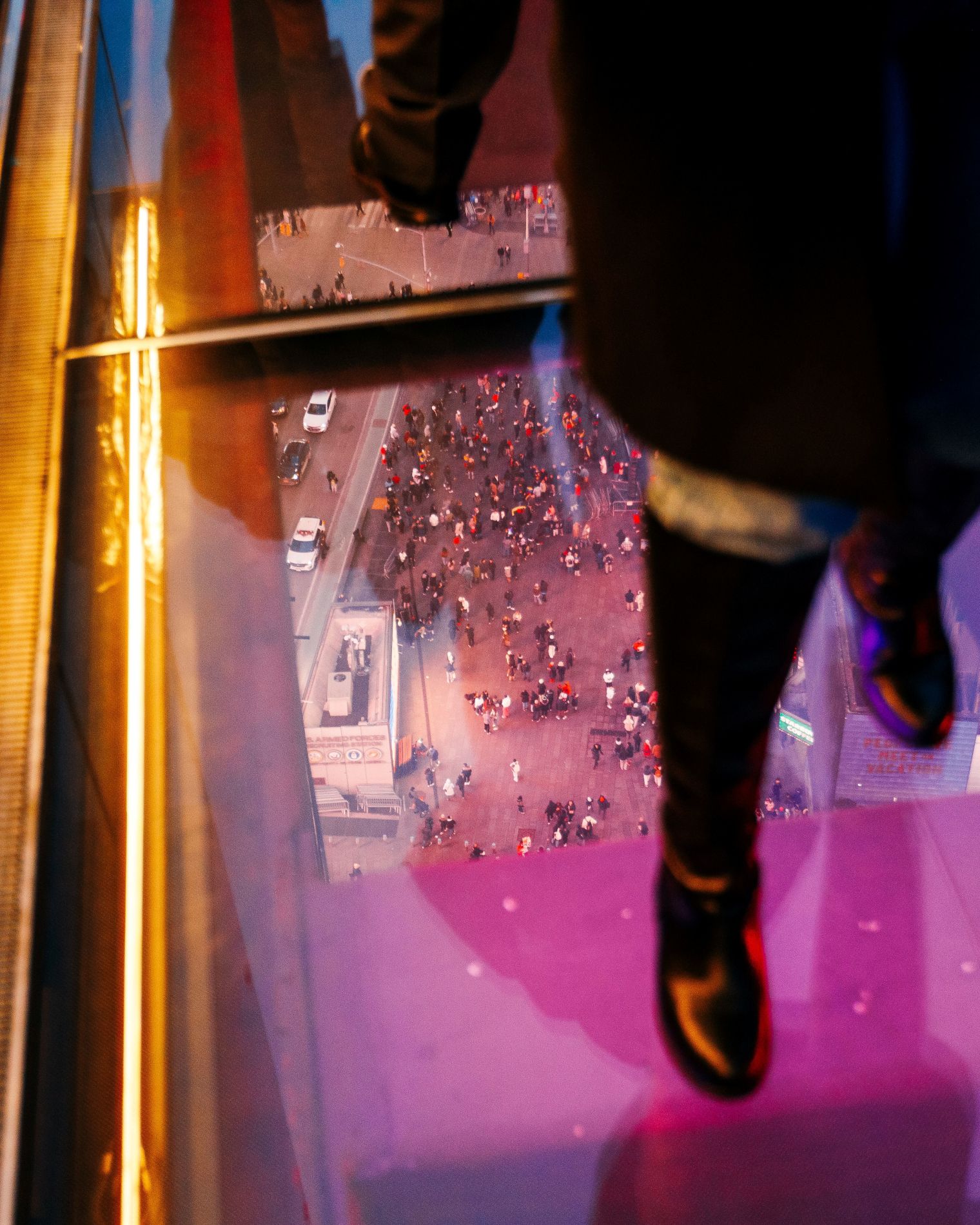 Touriste marchant sur la passerelle en verre l'observatoire One Times Square à New York