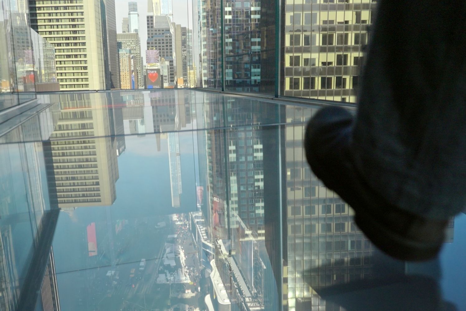 Touriste marchant sur la passerelle en verre l'observatoire One Times Square à New York