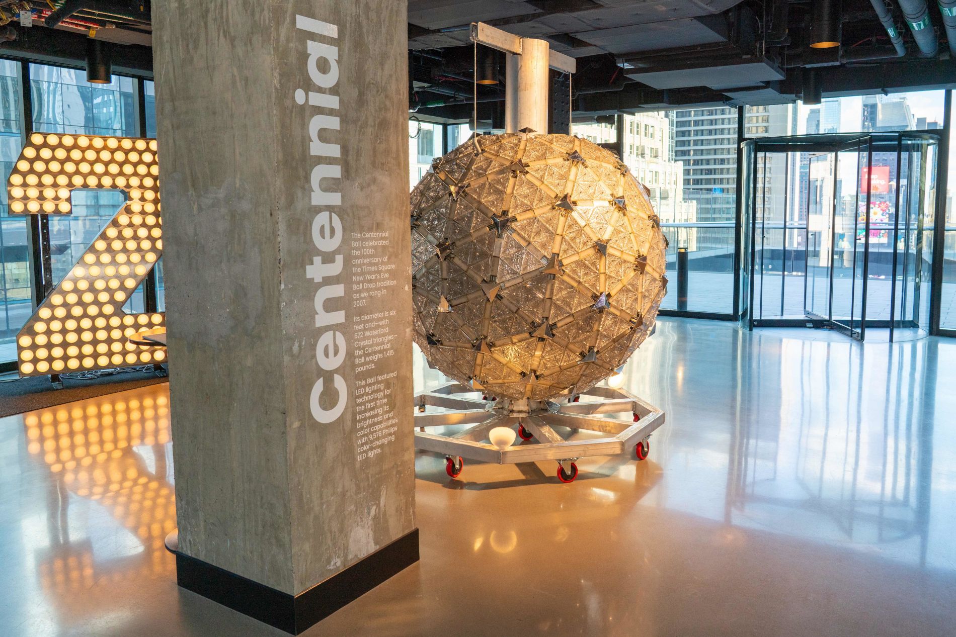 Sphère de l'année 2000 exposée à l'intérieur de l'observatoire One Times Square