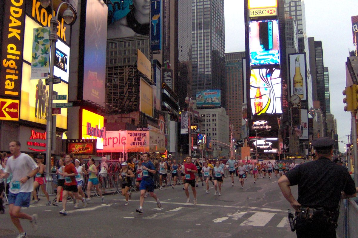 Coureurs du semi-marathon de New York sur Times Square