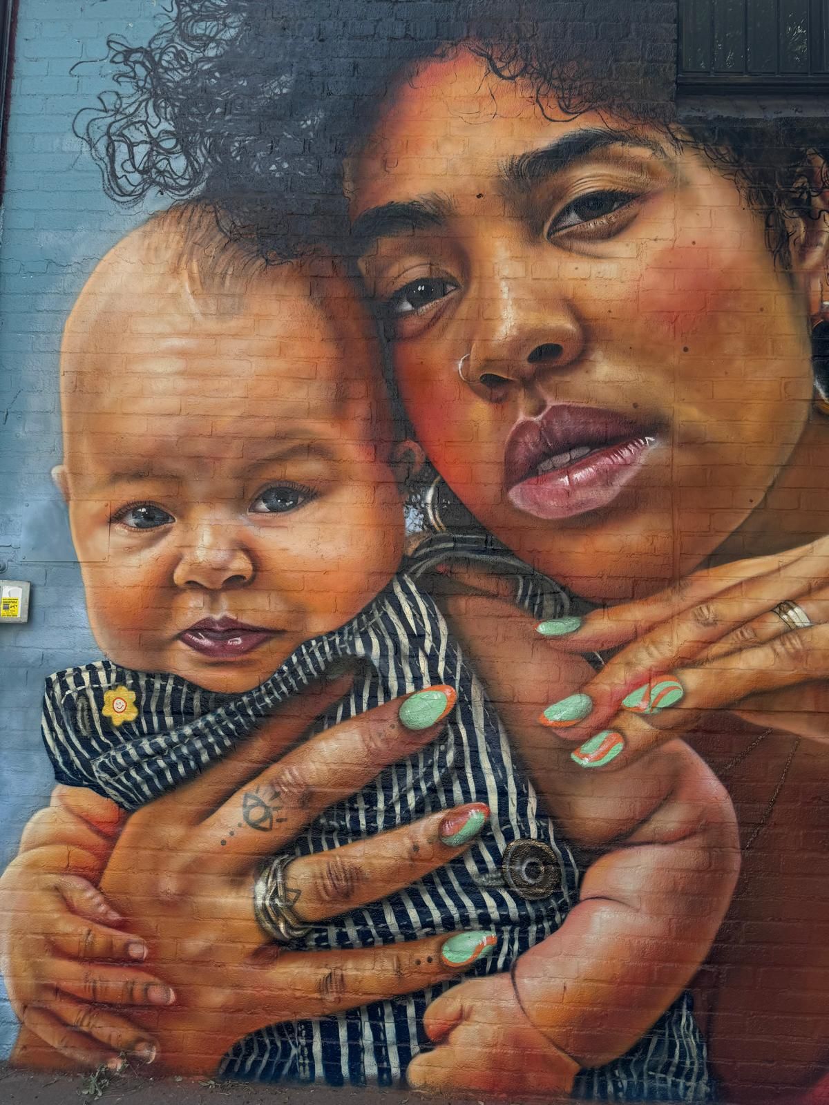 Fresque représentant une mère et son enfant dans le quartier de Bushwick