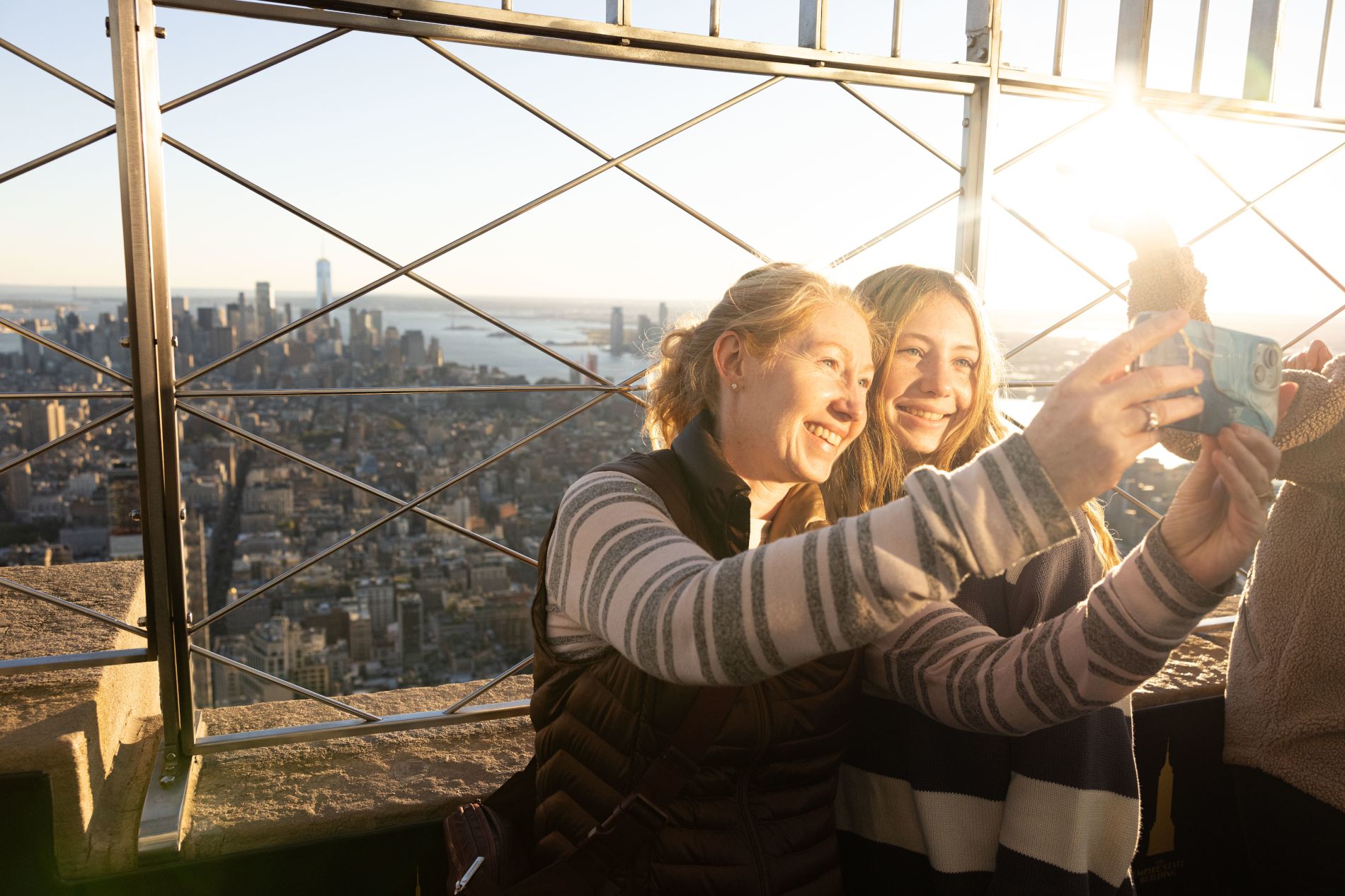 Mère et sa fille faisant un selfie au sommet de l'Empire State Building