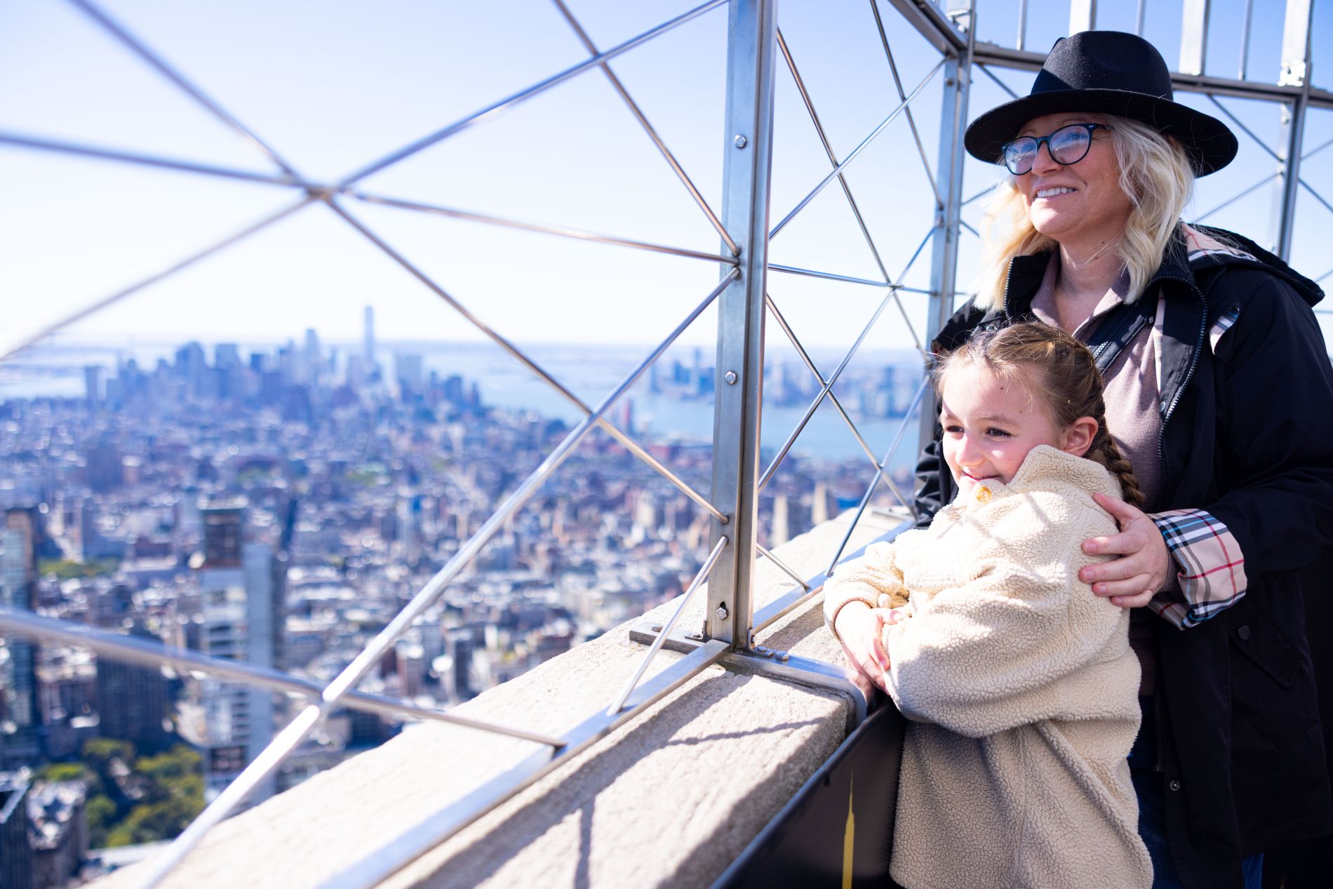 Mère et sa fille au sommet de l'Empire State Building