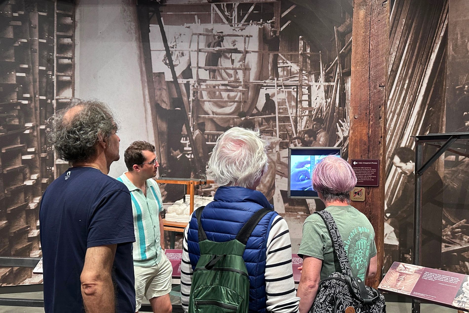 Touristes visitant le musée de la statue de la Liberté à New York